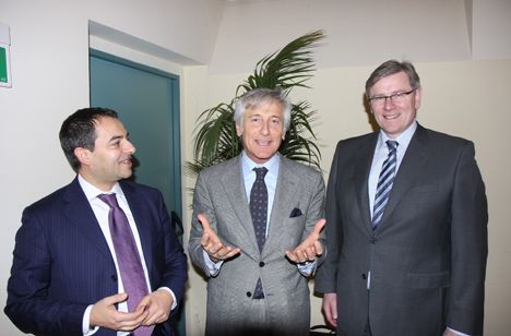 foto groot van de 3 mannen in pak
