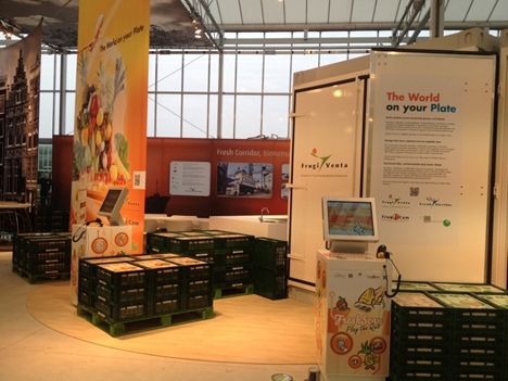 foto groot kratten en stand