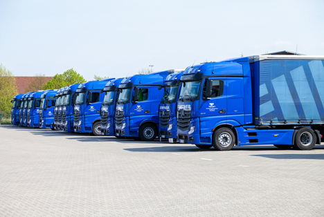 Quelle: Joerg Huettenhoelscher / Shutterstock.com  Daimler Merceds Benz LKW logistic depot in altentreptow