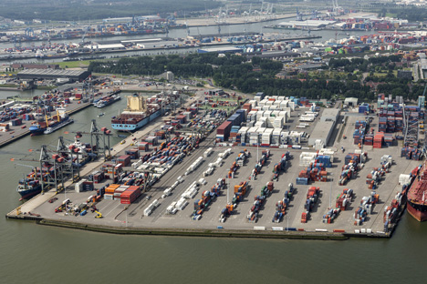 shutterstock_488812471 Quelle Aerovista Luchtfotografie _ Shutterstock_com  Port of Rotterdam Containers Waalhaven