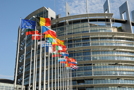 Bildquelle: Shutterstock.com European Parliament in Strasbourg Flags