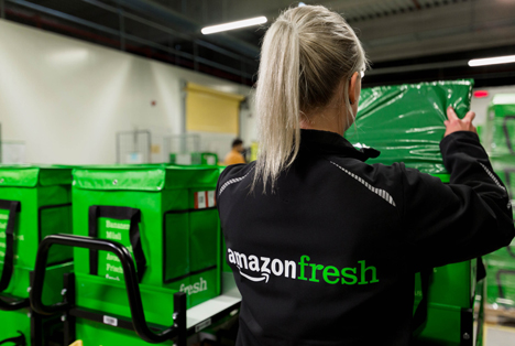 Amazon Mitarbeiterin AmazonFresh_Depot_verpackt Lieferung Foto © AmazonFresh