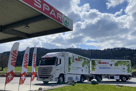 Die SPAR Handels AG nimmt ab Mitte April 2021 ihren ersten 36-Tonnen-Anhängerzug mit Wasserstoff-Elektroantrieb in Betrieb. Foto © SPAR Schweiz