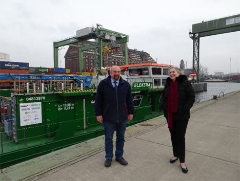 Petra Cardinal und Klaus-G. Lichtfuß freuen sich über die Ankunft der Elektra im Westhafen. Foto © BEHALA – Berliner Hafen- und Lagerhausgesellschaft mbH