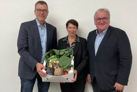 v.r.: Der wiedergewählte BOG-Vorsitzende Jens Stechmann mit Staatssekretärin Silvia Bender und BOG-Vize Christian Ufen. Foto © BOG