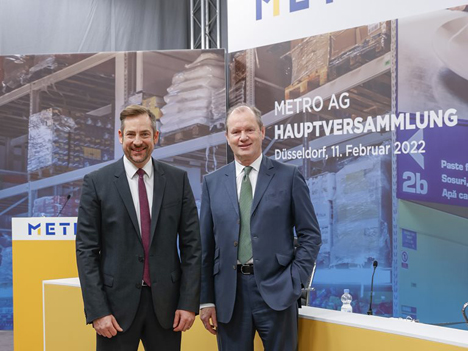 Dr. Steffen Greubel und Jürgen Steinemann auf der Hauptversammlung 2022. Foto © Metro Group