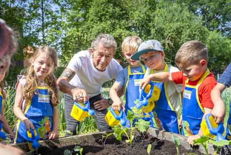 Edeka Stiftung und Peter Maffay gärtnern gemeinsam mit Tabaluga-Kids. Bildrechte:EDEKA ZENTRALE Stiftung & Co. KG