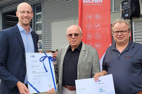 Kronen-Inhaber feiert die Unternehmensübernahme vor 25 Jahren und seinen 80. Geburtstag
