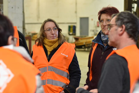 Agrar-Staatsekretärin Elisabeth Aßmann im Gespräch mit Mitarbeiter:innen der Solana-Gruppe