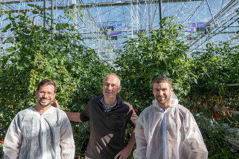 Nicolas Weber und Jonas Roch von Voltiris SA mit Gemüsegärtner Alexandre Cudet