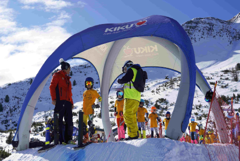 Slalissimo 2026 begeistert 400 Skikids: KIKU unterstützt Nachwuchs & Bewegung