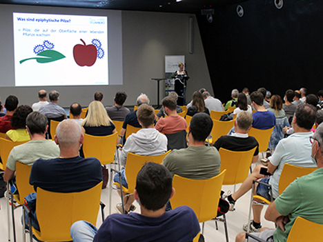 Sabine Öttl erklärte Symptomatik und Identifizierung des Rußtau-Pilzes. Foto © Versuchszentrum Laimburg/fmhack