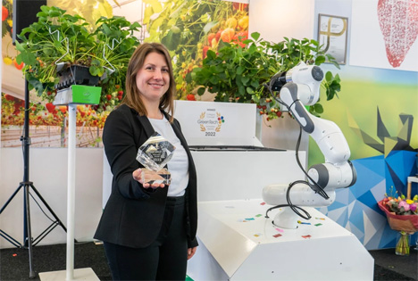 Co-founder Hannah Brown with the GreenTech Innovation Award. Foto © Organifarms - www.organifarms.de