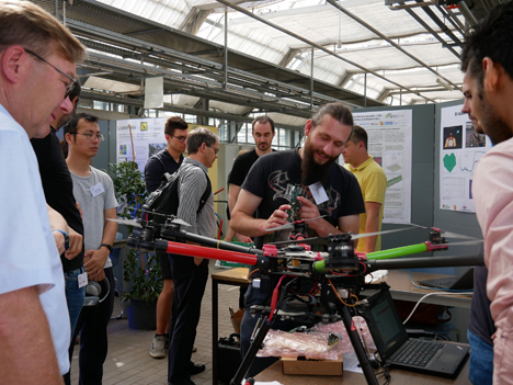 Wissenschaftler mit Drohne. Foto © Mariska Schäffer/DLR Rheinpfalz