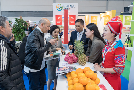 Chinese exhibitors introduced fruit products to foreign buyers at MacFrut 2023. Foto © Marco Wei