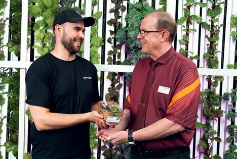 Migros Basel: Knackiges Blattgemüse von der Vertical Farm