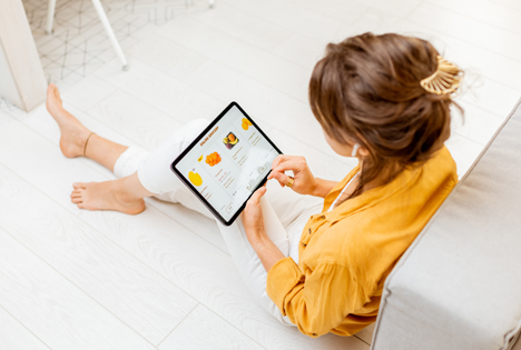 Kaufland Kundin mit Tablet beim Reservieren. Foto © Kaufland