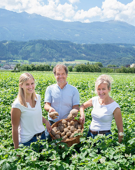 Bei Familie Wopfner aus Thaur beginnt die jährliche Kartoffel-Ernte ab Mitte Juni. Foto © SPAR