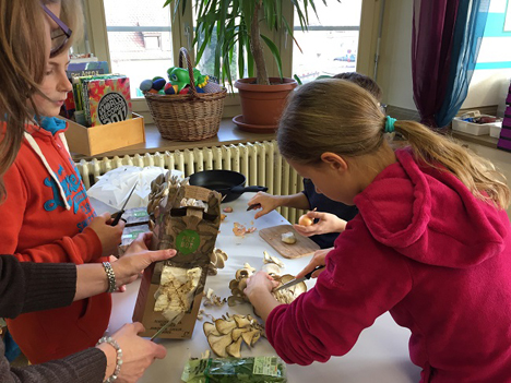 Pilzbox / Im Anhang Kinder bei der Zubereitung. Foto © VSP