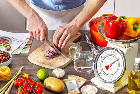 Zu Hause kochen mit gutem Gewissen. Foto © "obs/HelloFresh SE"