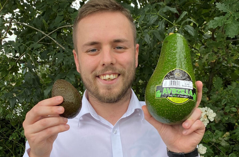 Foto Tesco: Tesco-Einkäufer von gekühltem Salat und Avocados Jordan Blandford. Foto © Tesco