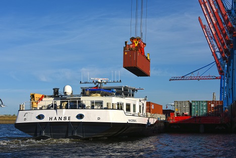 Hafen Hamburg  © HHM Hasenpusch Productions HHM binnenschiff-container juli 2021