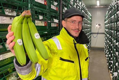 Benjamin Cikirikci von BioTropic zeigt die neuen Mehrweg-Klappsteigen. Foto © BioTropic GmbH