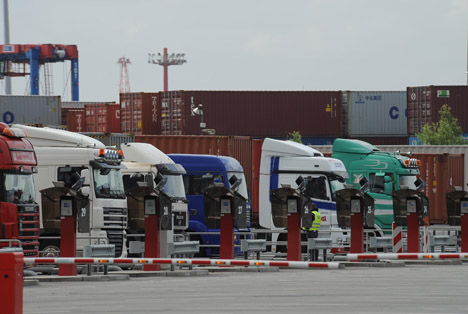 Konkrete Maßnahmen sind dabei die Verbesserung eines Slotbuchungssystems, eine Plattform zum Wenden von Import- zu Exportcontainern zur Vermeidung von Leerfahrten sowie Möglichkeiten zur Verkehrsoptimierung. Foto © HHM / Dietmar Hasenpusch