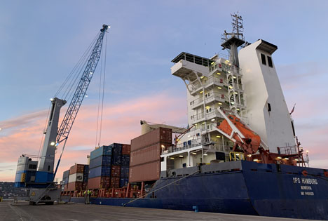 Die "OPS Hamburg" wird von HHLA PLT im italienischen Triest als erstes Containerschiff abgefertigt. Foto © HHLA
