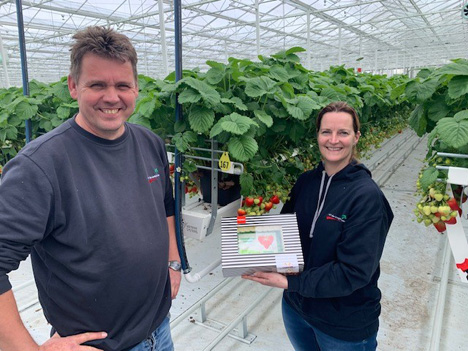 Jeroen und Nancy Peeters erhalten Gratulationen von dem Beeren-Team. Foto © The Greenery