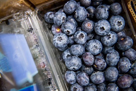 Frische Blaubeeren werden in einer Lineage-Anlage verpackt. Foto © Business Wire