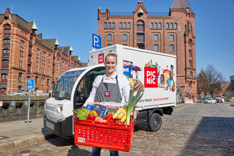 Frederic Knaudt, Mitglied des Gründerteams von Picnic Deutschland, betont: "Zum ersten Mal können Hamburg:innen ihren Wocheneinkauf per App zu Supermarktpreisen und ohne Liefergebühren erledigen." Die Expansion in Hamburg markiert den Beginn einer deutschlandweiten Expansion, die dieses Jahr auch Berlin, die Region rund um Frankfurt und Bremen einschließt. Picnic startet Deutschland-Expansion mit Eröffnung in Hamburg. Foto © Picnic  Effizientes Milchmann-Konzept als Erfolgsbasis  Picnic ist mittlerweile einer der größten Online-Supermärkte Europas. In NRW liefert das Unternehmen bereits in 75 Städten mit einer Flotte von mehr als 1.400 emissionsfreien Elektro-Vans aus und wächst rasant. "Unser Milchmann-Konzept hat sich sowohl in Großstädten wie Düsseldorf und Dortmund als auch in kleineren Städten wie Bornheim und Soest bewährt", erklärt Knaudt. "Wir sind überzeugt, dass unser Angebot auch in vielen weiteren Regionen sehr gut ankommen wird."  Quelle: Ots/Picnic