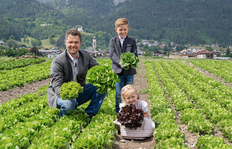 Anton Giner mit seiner Familie liefert direkt von den Thaurer Feldern an SPAR Tirol. © SPAR