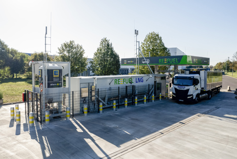 In Sachsen-Anhalt ist jetzt am Logistikzentrum Osterweddingen die erste Tankstelle für Bio-LNG in Betrieb gegangen. Hier können die EDEKA-Lkw ab sofort mit der umweltfreundlichen Kraftstoffalternative betankt werden. Aktuell sind bei der EDEKA Minden-Hannover bereits rund 250 LNG-Fahrzeuge im Einsatz. Wöchentlich werden es mehr.